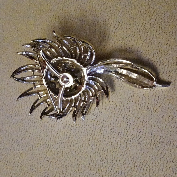 Mid Century White Gold Tone Floral Brooch with Faux Pearl and Clear Cry - Picture 2 of 2